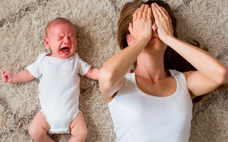 Девушка лежит на полу с ребенком