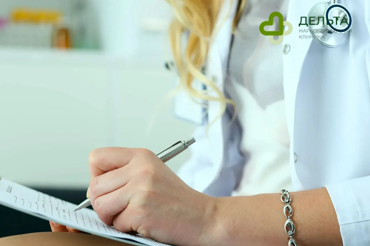 Врач с доской-планшетом в руках